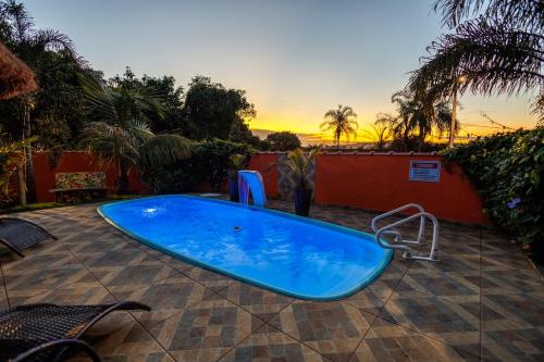 une grande baignoire bleue assise sur une terrasse dans l'établissement Chácara Beija-Flor, à Socorro