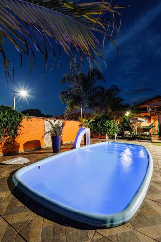 a large blue bath tub in a yard at night at Chácara Beija-Flor in Socorro