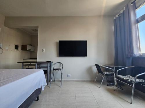 Μια τηλεόραση ή/και κέντρο ψυχαγωγίας στο Loft canal 5 Vista Mar l wi fi l ar cond