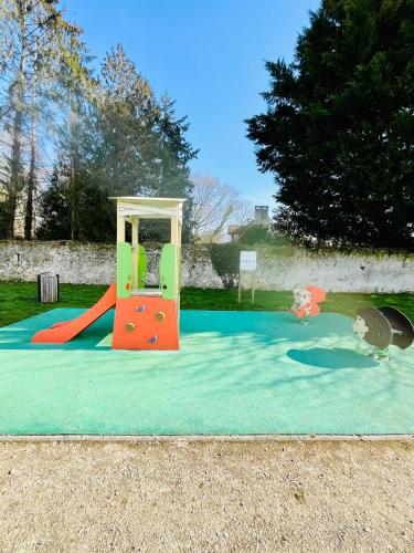 - une aire de jeux avec toboggan dans l'établissement Douceur Bohème Escale Conviviale Disneyland, à Villeneuve-Saint-Denis