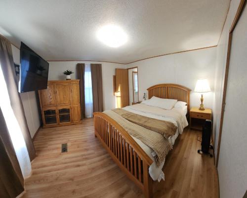 a bedroom with a large bed and a flat screen tv at Indoor hosting in Interior