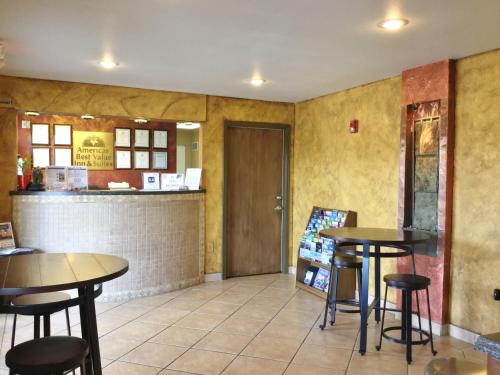een restaurant met 2 tafels en een bar bij Americas Best Value Inn and Suites Little Rock in Little Rock
