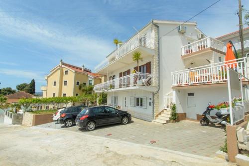 Apartments with hot tub Okrug Gornji, Ciovo - 12293