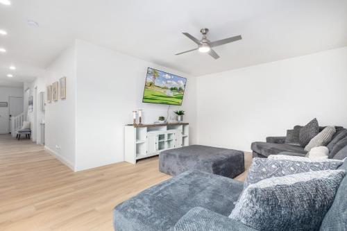 a living room with two couches and a ceiling fan at San Michelle Luxury Escape Mesa Pr1348 in Mesa