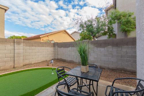 a patio with a table and chairs and a artificial lawn at San Michelle Luxury Escape Mesa Pr1348 in Mesa