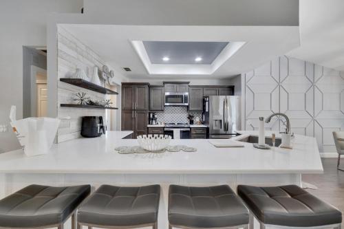 een keuken met een groot wit eiland in een kamer bij 1331 Normandy Cir in Palm Harbor