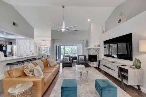 een woonkamer met een bank en een tv bij 1331 Normandy Cir in Palm Harbor