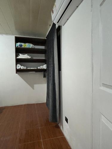 einen Flur mit einer Treppe in einem Zimmer in der Unterkunft Perezoso View Apartment in Guápiles