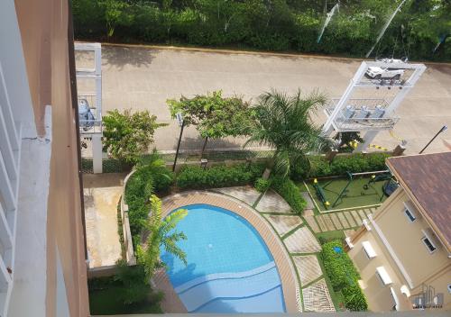 an overhead view of a swimming pool with palm trees at Best Pet-Friendly Condo Near Puerto Princesa Airport - B2 6Diamond in Puerto Princesa City