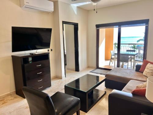 TV a/nebo společenská místnost v ubytování El Faro 402 SURF ocean view 2 bedroom condo