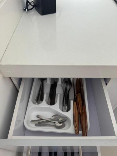 a drawer with utensils in a kitchen cabinet at Apartamento Ideal en Ricaurte - Ubicación Inmejorable in Ricaurte