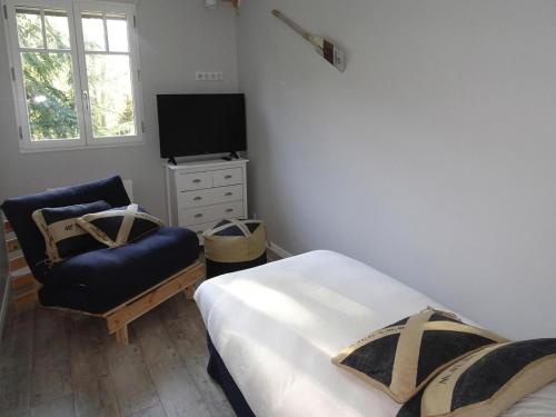 Μια τηλεόραση ή/και κέντρο ψυχαγωγίας στο House in Normandy with Sauna & Coastal Charm