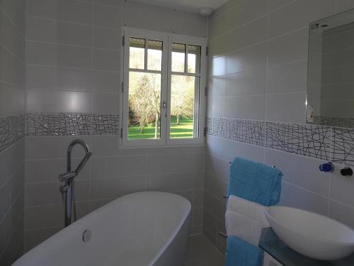Ένα μπάνιο στο House in Normandy with Sauna & Coastal Charm