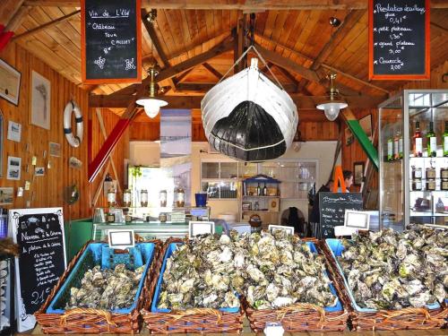 un magasin rempli de nombreux poulets dans des paniers dans l'établissement holiday home, Le Porge, à Le Porge