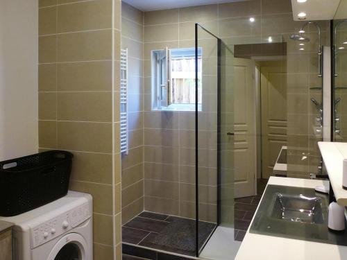 ein Badezimmer mit Dusche und Waschmaschine in der Unterkunft holiday home, Le Porge in Le Porge