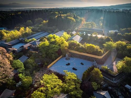 an aerial view of a house with a swimming pool at Cultural Resort Meihodo in Matoishi