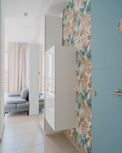 - un dressing avec un miroir et une chaise dans l'établissement Nice Colors à coté de la plage, de la promenade des anglais et de la gare, à Nice