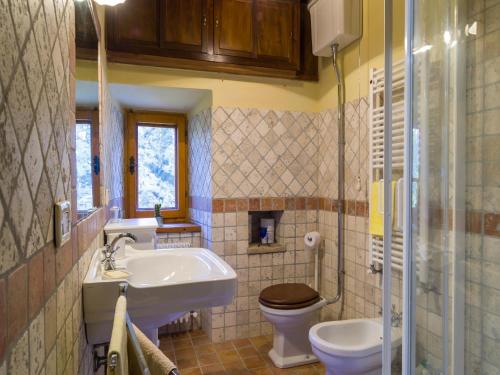 Ένα μπάνιο στο Apartment in Firenzuola near Lake Arezzo