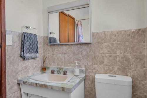 Bilik mandi di Marina Views 51 Murrah Street