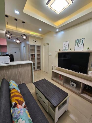 TV/Unterhaltungsangebot in der Unterkunft Pet friendly Condo in Timog with Balcony City view