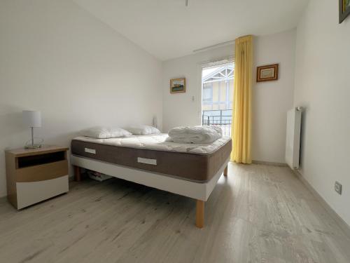 une chambre avec un lit et une fenêtre dans l'établissement Appartement confortable proche centre-ville, 4 pers, parking inclus - FR-1-474-209, à Arcachon