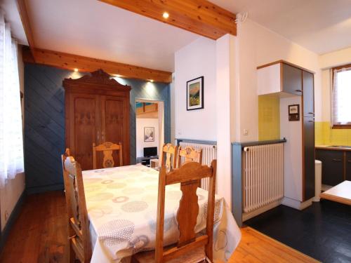 une pièce avec un lit et une table dedans dans l'établissement Charmante maison 100m² au centre du Mont-Dore, patio, cour, garage, 6 pers, idéale pour famille - FR-1-415-134, à Le Mont-Dore