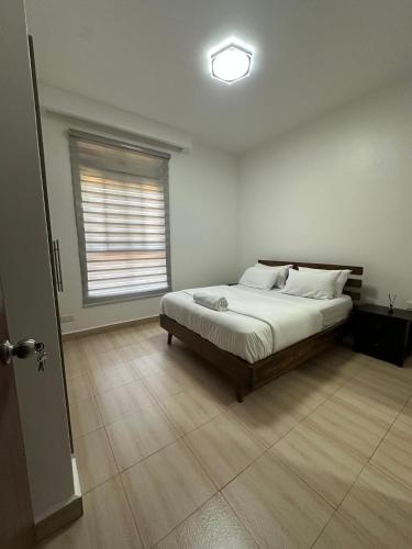 NtabweにあるCozy two bedroom at pearl marina garugaのベッドと窓のある寝室