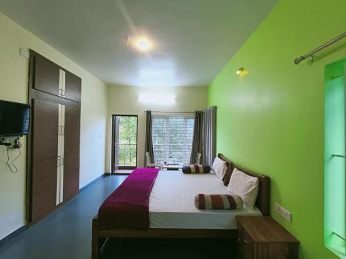 Postel nebo postele na pokoji v ubytování Serenity inn