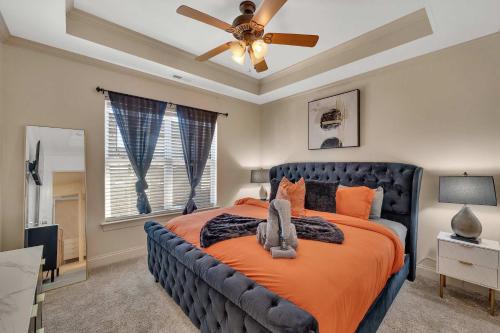 a bedroom with a bed and a ceiling fan at Cozy 2B Townhouse - King Bed in Concord