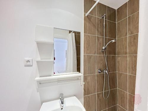 Koupelna v ubytování Studio cosy avec terrasse, proche thermes et centre-ville - Lamalou-les-Bains - FR-1-451-189