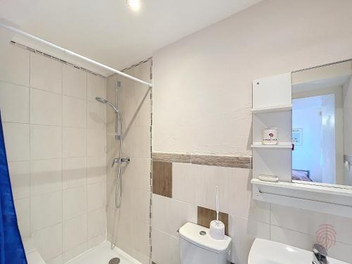 une salle de bains avec douche, toilettes et lavabo dans l'établissement Appartement F1 avec Terrasse et Clim, à 650m des Thermes - Lamalou-les-Bains - FR-1-451-191, à Lamalou-les-Bains