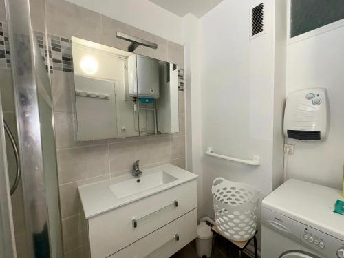 une petite salle de bain avec un lavabo et des toilettes dans l'établissement Appartement lumineux à 50m de la plage avec balcon - 5 personnes, Saint-Jean-de-Monts - FR-1-323-298, à Saint-Jean-de-Monts
