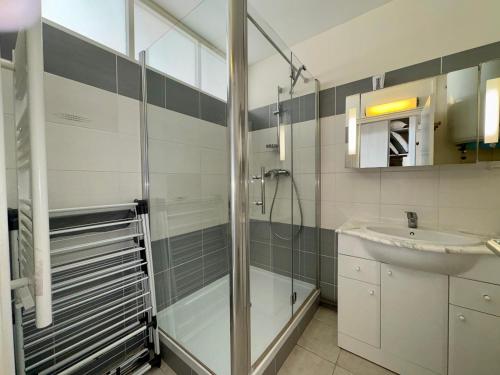 une salle de bain avec douche et lavabo dans l'établissement Charmant T2 rénové avec balcon et vue mer à Saint Jean de Monts - FR-1-323-319, à Saint-Jean-de-Monts