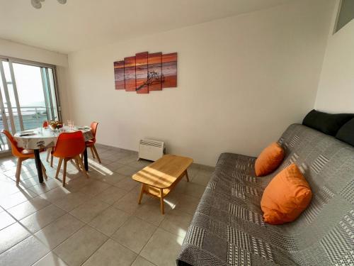 un salon avec une table et un canapé dans l'établissement Charmant T2 rénové avec balcon et vue mer à Saint Jean de Monts - FR-1-323-319, à Saint-Jean-de-Monts