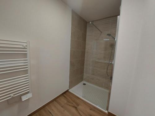 une salle de bain avec une douche avec une porte vitrée dans l'établissement Appartement 4 pers à Argelès-sur-Mer avec clim, WIFI et parking - FR-1-776-117, à Argelès-sur-Mer