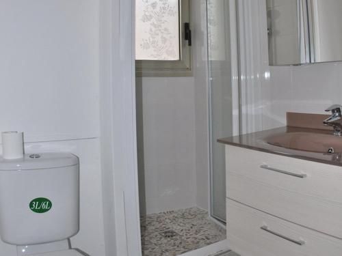 une salle de bain avec une douche, des toilettes et un lavabo dans l'établissement Le Lavandou T2 Cabine 4 personnes, à 10m de la plage avec parking - FR-1-803-90, au Lavandou