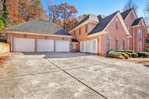 una gran casa de ladrillo con 2 plazas de garaje en Star Mansion Atlanta, en Atlanta