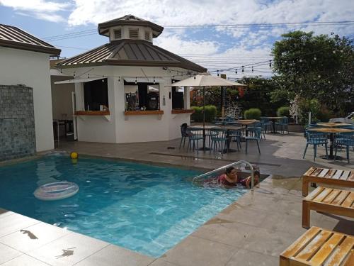 Bazén v ubytování Galapagos Planet Hotel nebo v jeho okolí