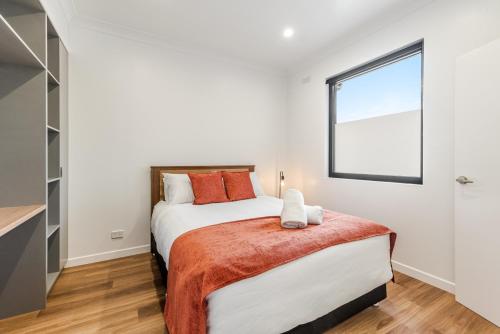a bedroom with a large bed and a window at Canterbury Street Apartments in Casino
