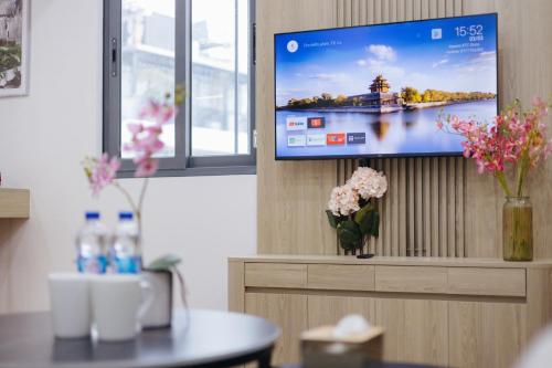 TV a/nebo společenská místnost v ubytování Crescendo Unique Studio