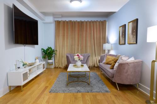 una sala de estar con un sofá y una mesa en Fordham University, en University Heights