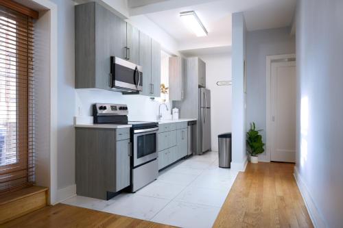 una cocina con estufa y microondas en Fordham University, en University Heights