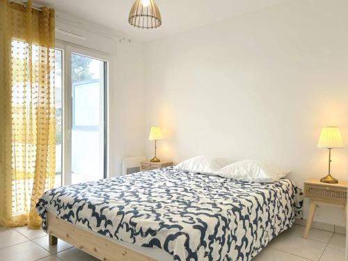 une chambre avec un lit et une grande fenêtre dans l'établissement Appartement Moderne avec Jardin et Grande Terrasse, proche Plage et Commerces - Le Lavandou - FR-1-251-835, au Lavandou