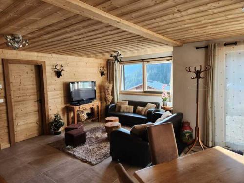 Chalet 3 pièces avec WIFI, parking et terrasse à Châtel - FR-1-676-205