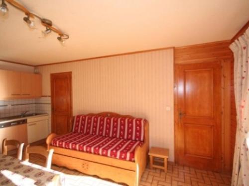 une chambre avec un banc rouge dans une cuisine dans l'établissement Appartement Châtel 5 Pers, Terrasse, Animaux admis - FR-1-676-207, à Châtel