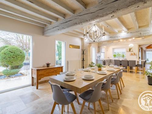une grande salle à manger avec une table et des chaises dans l'établissement Séjourner au cœur de la nature entre Tours et Angers - FR-1-622-101, à Saint-Philbert-du-Peuple