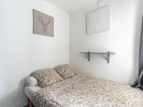 une chambre avec un lit et un tableau au mur dans l'établissement Appartement cosy avec terrasse - Biscarrosse Plage - 4 pers - FR-1-319-592, à Biscarrosse