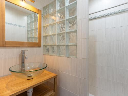La salle de bains est pourvue d'un lavabo en verre et d'une douche. dans l'établissement Appartement cosy avec terrasse - Biscarrosse Plage - 4 pers - FR-1-319-592, à Biscarrosse
