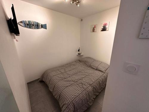 une petite chambre avec un lit dans une pièce dans l'établissement Bel appartement 2 pièces avec climatisation à Port Camargue, pour 4 personnes - FR-1-731-129, au Grau-du-Roi