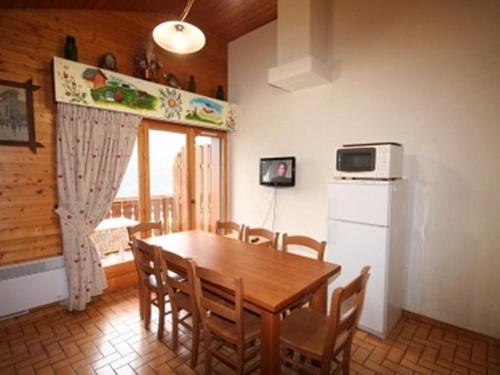 une salle à manger avec une table et un réfrigérateur dans l'établissement Appartement 4 pièces, 3 chambres, 8 pers, Châtel, Animaux permis, Parking - FR-1-676-219, à Châtel